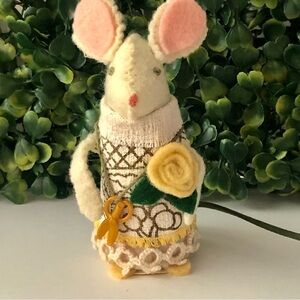 Felt mouse Art Doll who loves gardening flowers hand-sewn tatting lace dress